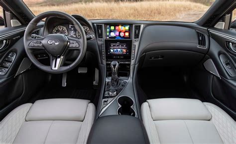 Interni della Infiniti Q50, con doppio schermo e finiture premium
