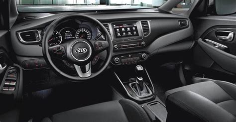 interni auto Kia Carens con tappetini
