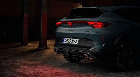 Dettaglio del logo VZ5 su CUPRA Formentor