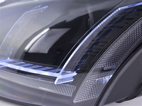 Peugeot 508 frontale con luci diurne a LED ad artiglio