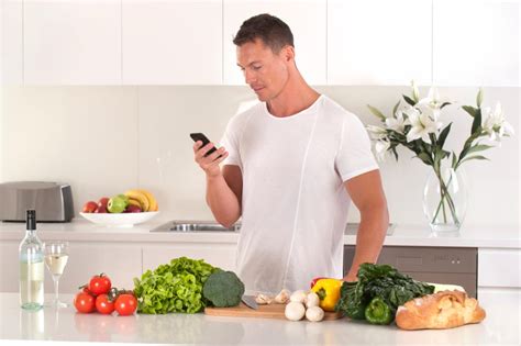 Persona che consulta un'app per il conteggio delle calorie su smartphone