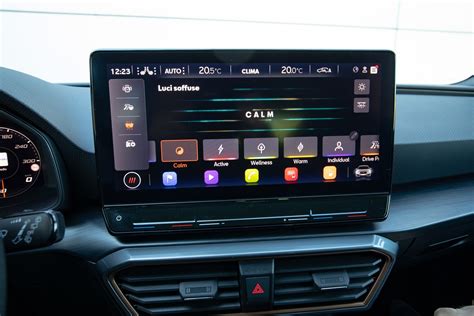 Interno di una Skoda Octavia moderna con ampio display touch centrale