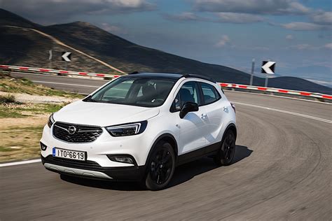 Opel Mokka X rossa in un autosalone