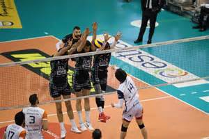 Pallavolisti in azione durante una partita