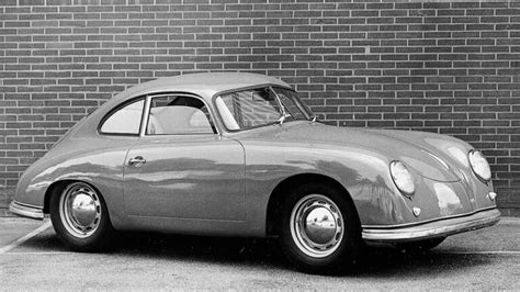 Ferdinand Porsche con il prototipo del Maggiolino