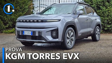 Logo KGM e silhouette di un SUV elettrico futuristico
