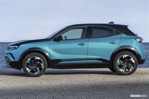 Veduta frontale e laterale della nuova Opel Mokka in colorazione speciale