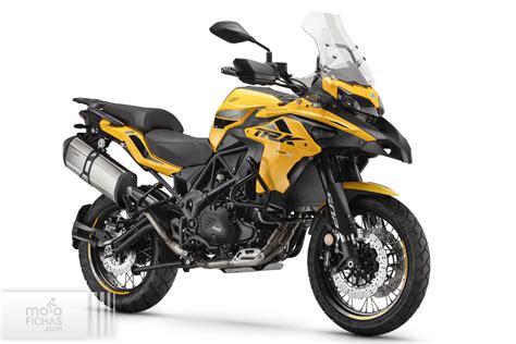 Benelli TRK 502 X in un paesaggio montano
