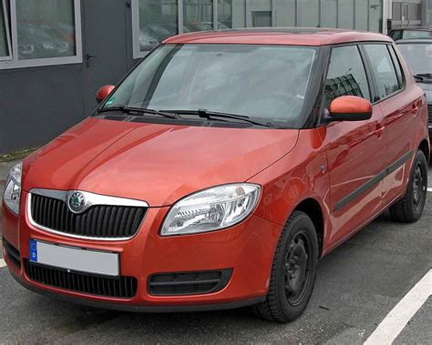 Skoda Fabia 5J in autostrada con icona cruise control