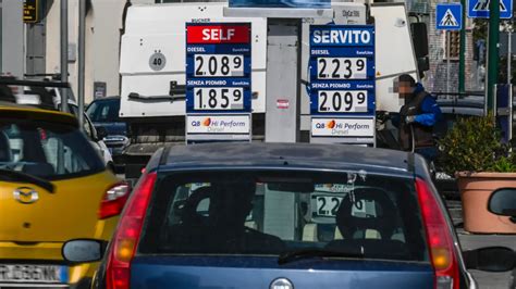 Distributore di benzina con prezzi esposti