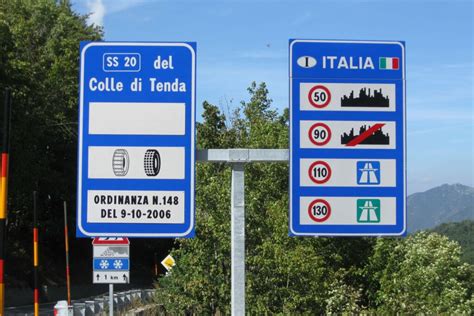 segnaletica stradale con simbolo di prezzo