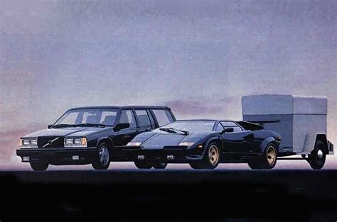 Volvo 740 Turbo accanto a Lamborghini Countach