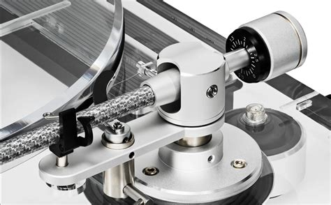 Immagine del giradischi Audio-Technica AT-LPW50PB che evidenzia il braccio in fibra di carbonio
