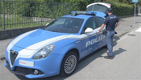 Ricostruzione grafica di un'auto con un corpo nel bagagliaio