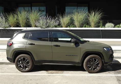 Vista laterale della Jeep Compass