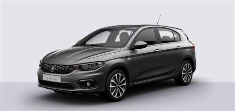 Fiat Tipo grigio maestro in contesto urbano