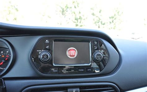 Interni della Fiat Tipo con sistema di infotainment Uconnect