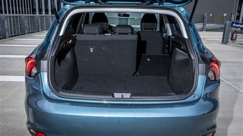 Bagagliaio aperto della Fiat Tipo Station Wagon con il sistema Magic-Cargo space