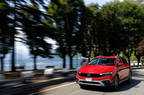 Fiat Tipo in movimento su strada extraurbana