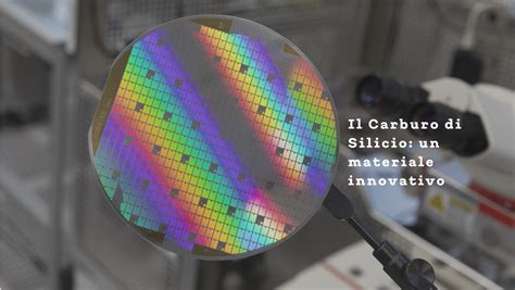 Confronto tra un chip in silicio e uno in carburo di silicio, evidenziando le differenze in termini di dimensioni e dissipazione termica