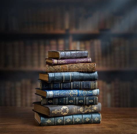 Pile di libri antichi e moderni