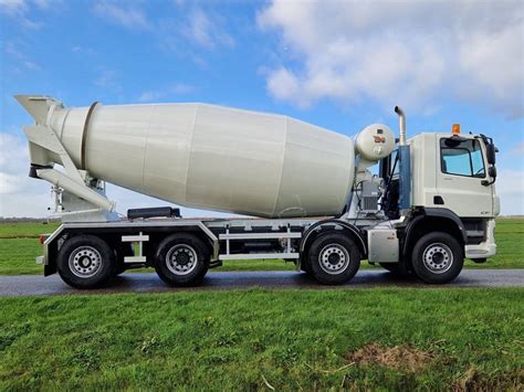 Camion betoniera in azione