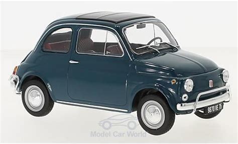Modellino Fiat 500 blu in primo piano