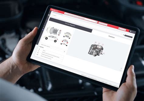 Meccanico che consulta una banca dati auto su tablet