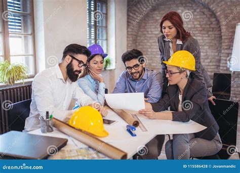 Gruppo di ingegneri e tecnici che collaborano a un progetto