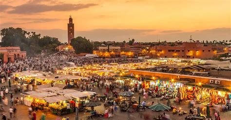 Piazza Jemaa el-Fna a Marrakech al tramonto