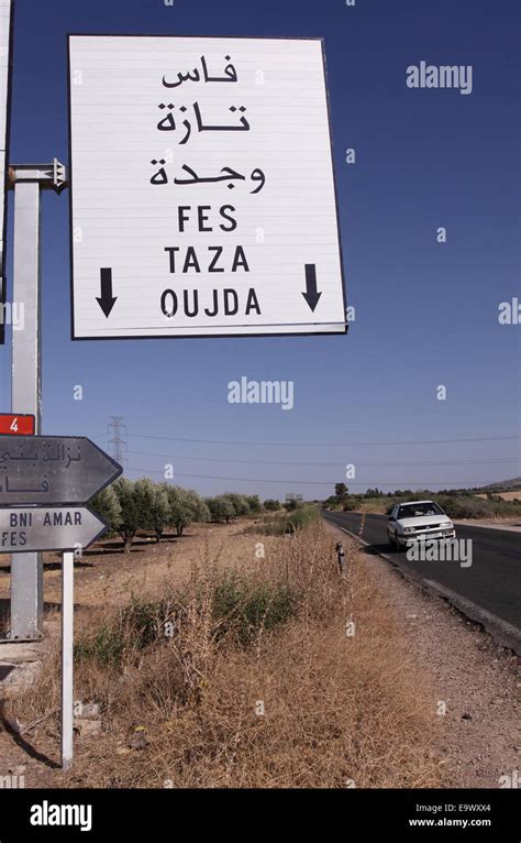 Segnali stradali in Marocco con traduzioni in arabo, francese e inglese