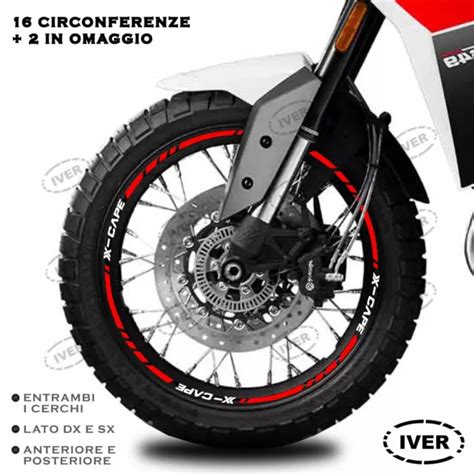 Moto con cerchi bianchi e dettagli rossi