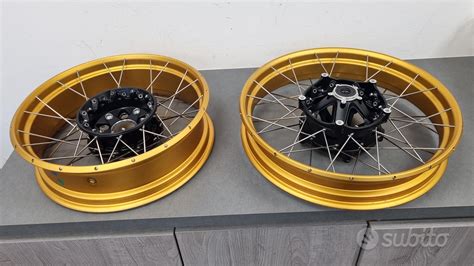 Dettaglio di cerchi moto color oro