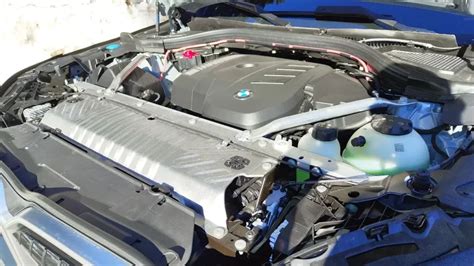 Tubazione del sistema PCV danneggiata e sporca in un vano motore BMW E90