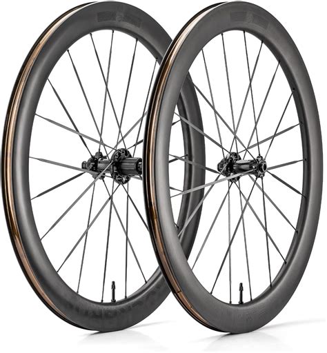 Dettaglio di un cerchio da bicicletta in carbonio con foro di drenaggio