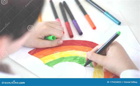 Bambino che colora un disegno di auto con grandi ruote
