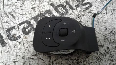 Comandi sul volante della Fiat 500L per navigazione menu