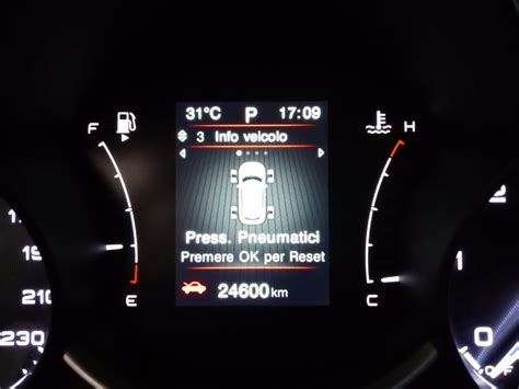 Schermata del quadro strumenti Fiat 500L con indicazione di caricamento reset pressione pneumatici