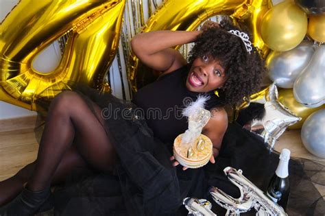 Donna che festeggia un traguardo su una montagna