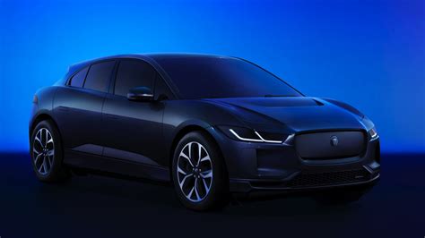 Jaguar I-Pace in movimento su strada panoramica