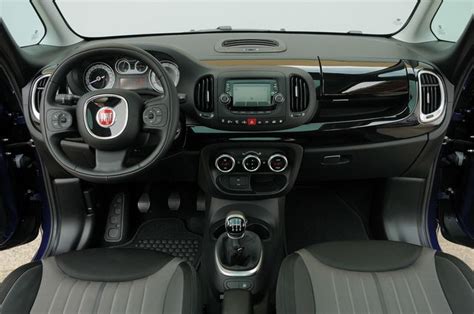 Interno di una Fiat 500L con dettaglio del computer di bordo