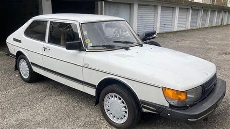 Saab 900 Coupé in un garage