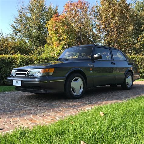 Vista laterale di una Saab 900 Coupé classica
