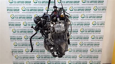 Componenti del motore Dacia Sandero durante la riparazione delle punterie