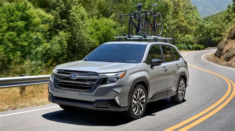 Subaru Forester in un ambiente naturale con serbatoio GPL visibile
