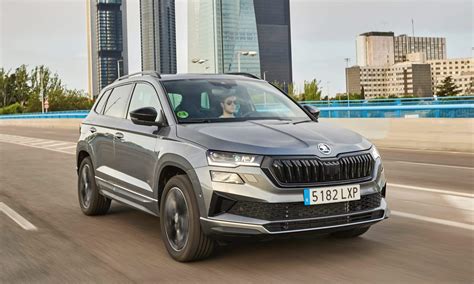 Skoda Karoq vista frontale in contesto urbano