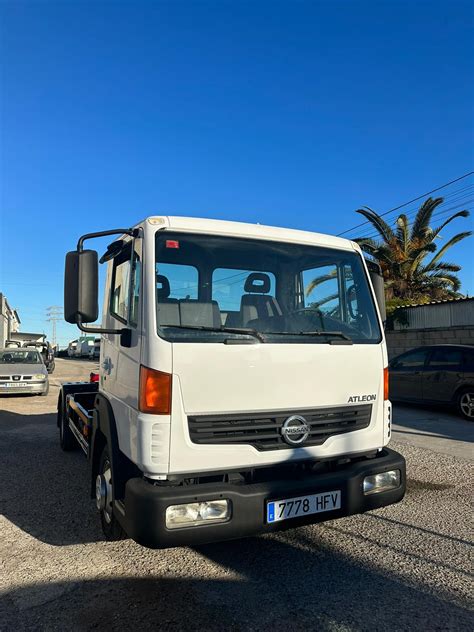 Nissan Atleon bianco in azione