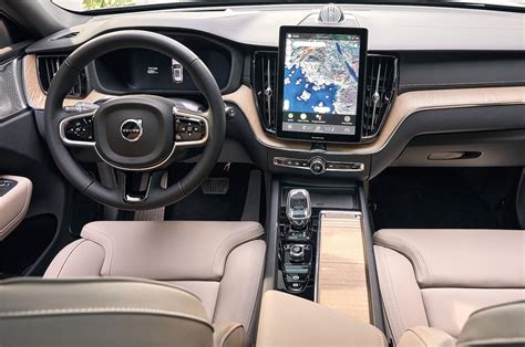 Dashboard Volvo XC60 con promemoria di assistenza acceso