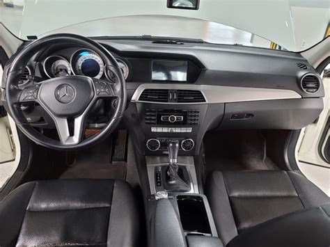 Interni della Mercedes C220 CDI W204 con dettagli sui sedili