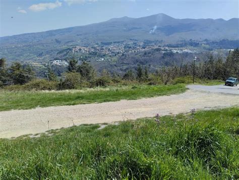 SUV parcheggiati in un suggestivo borgo pugliese